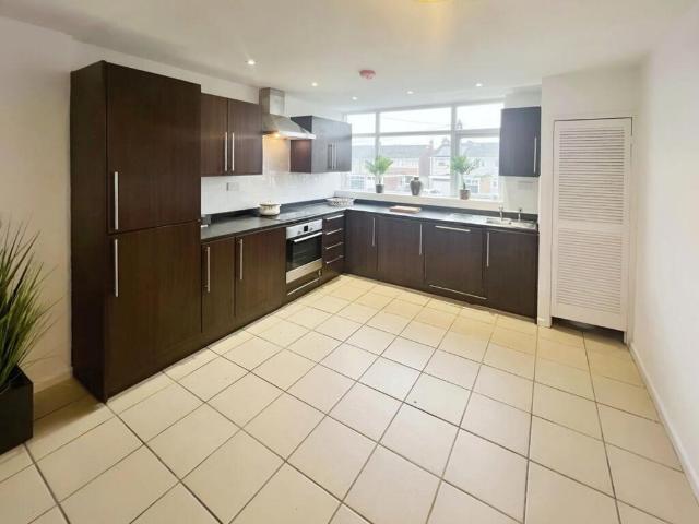 3 bedroom flat for sale