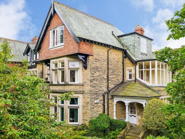 3 bedroom flat for sale
