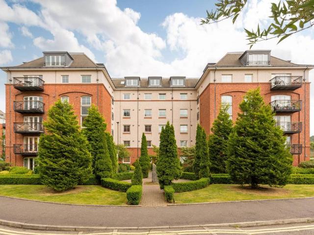 3 bedroom flat for sale