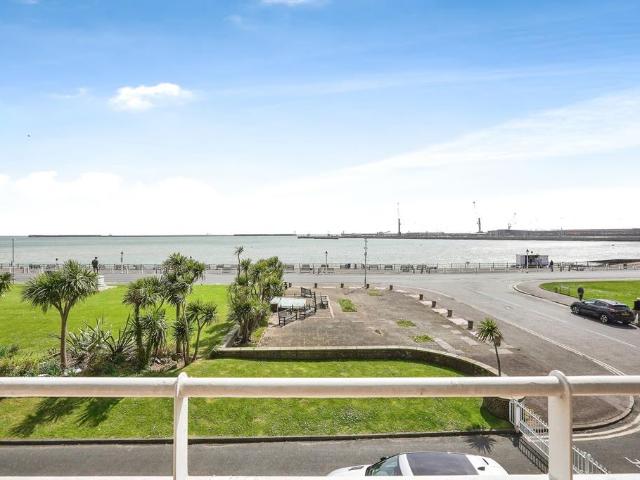 3 bedroom flat for sale