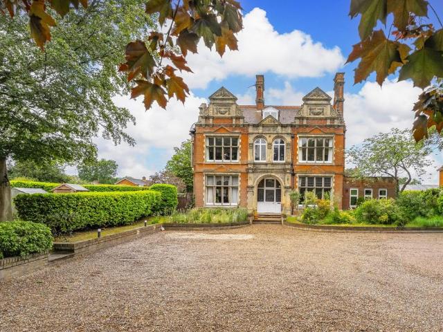 3 bedroom flat for sale