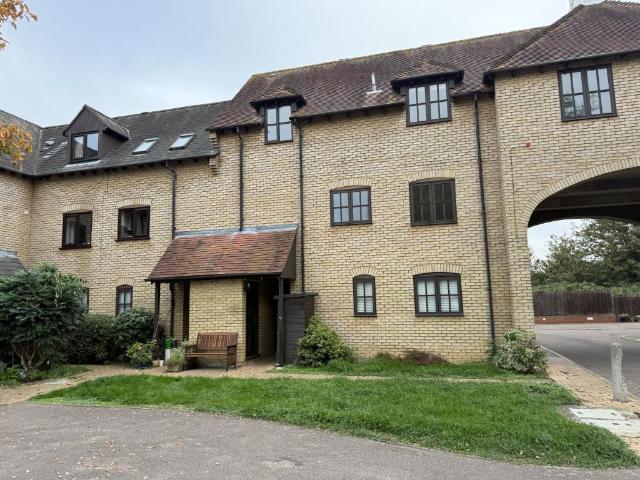3 bedroom flat for sale