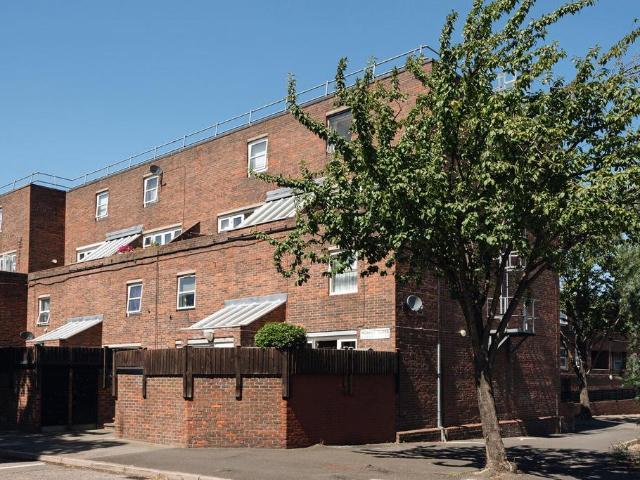 3 bedroom flat for sale