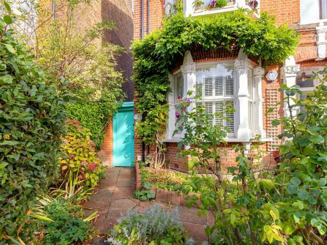 3 bedroom flat for sale
