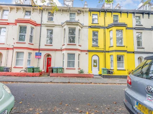 3 bedroom flat for sale