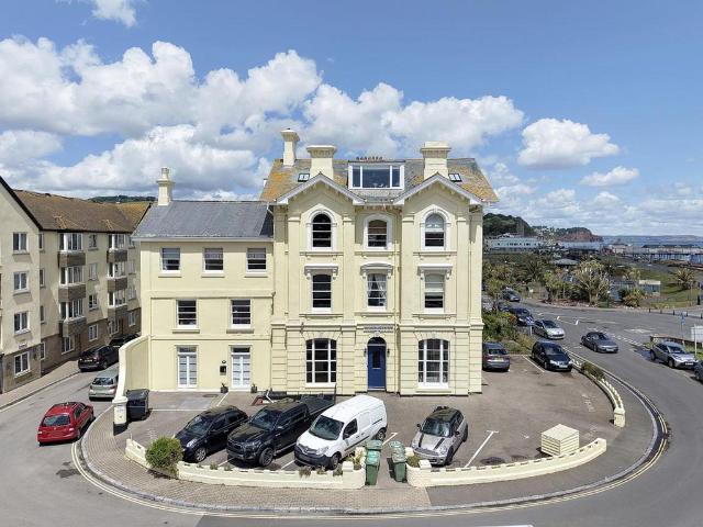 3 bedroom flat for sale