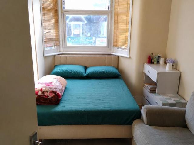 3 bedroom flat for sale