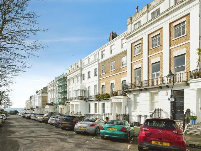 3 bedroom flat for sale