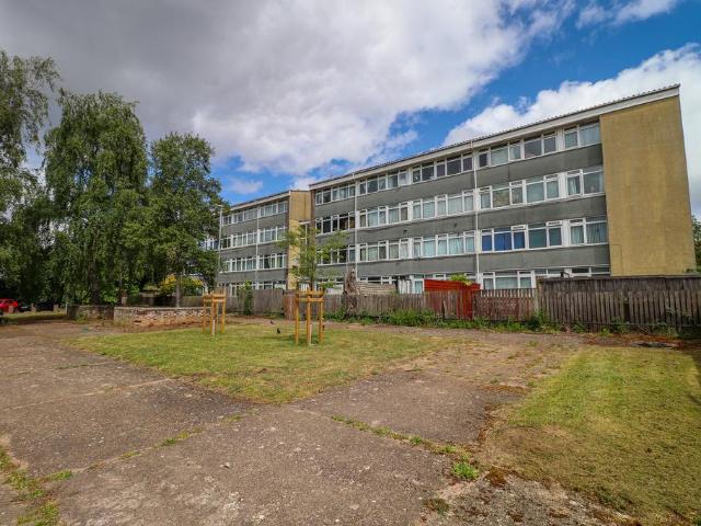 3 bedroom flat for sale