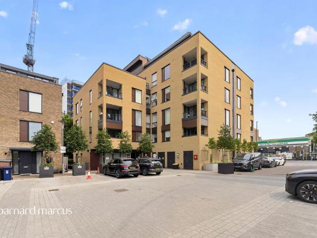 3 bedroom flat for sale