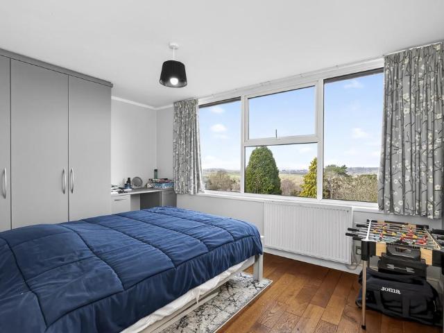 3 bedroom flat for sale