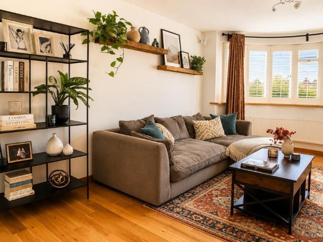 3 bedroom flat for sale