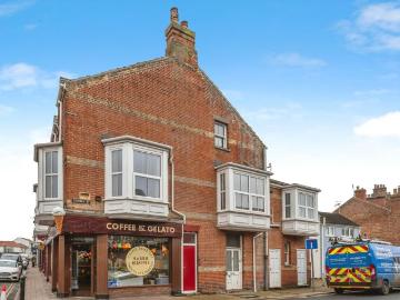 3 bedroom flat for sale