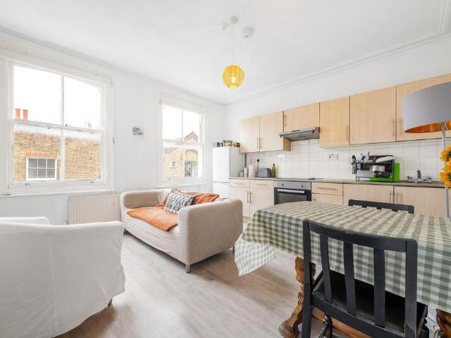 3 bedroom flat for sale