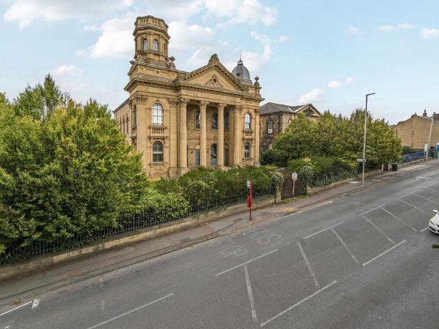 3 bedroom flat for sale