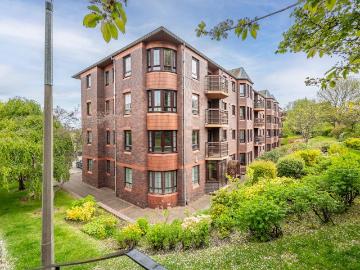 3 bedroom flat for sale
