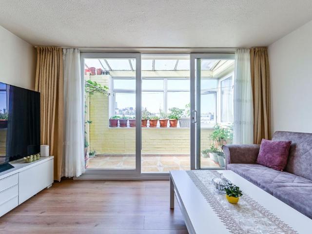 3 bedroom flat for sale