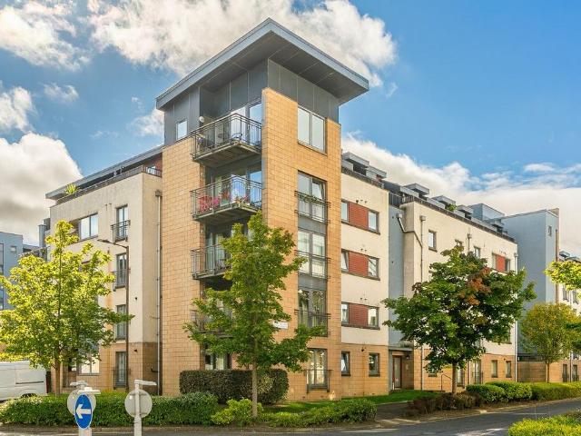3 bedroom flat for sale