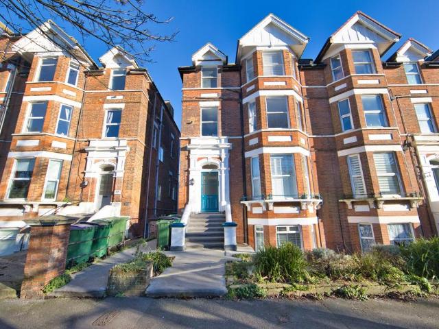 3 bedroom flat for sale
