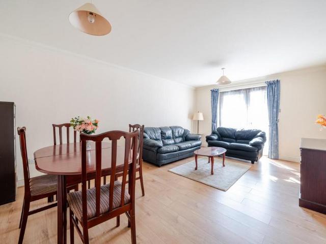 3 bedroom flat for sale
