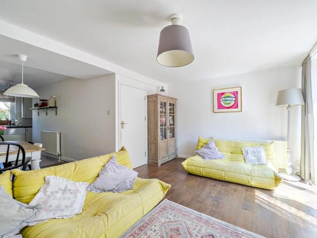 3 bedroom flat for sale