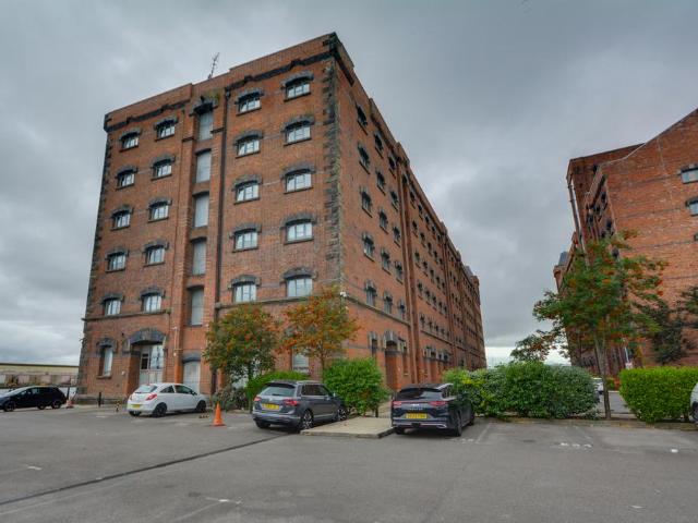 3 bedroom flat for sale