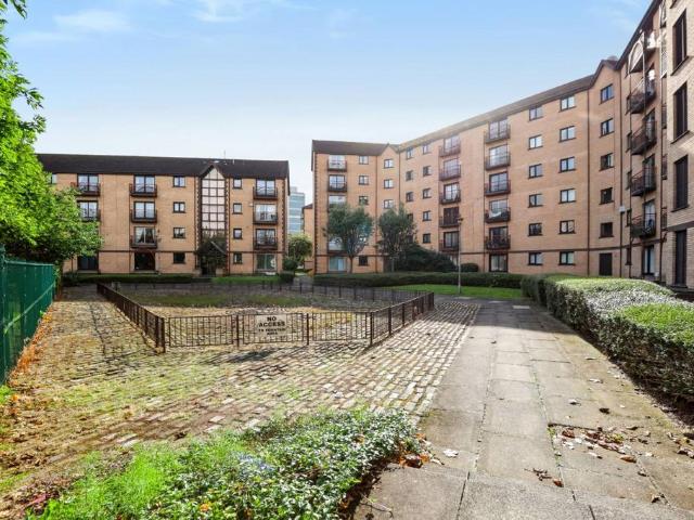 3 bedroom flat for sale
