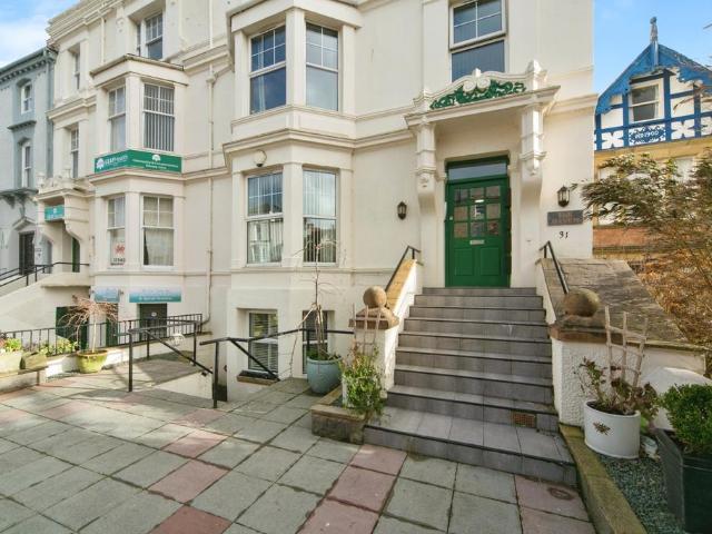 3 bedroom flat for sale