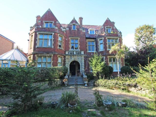 3 bedroom flat for sale