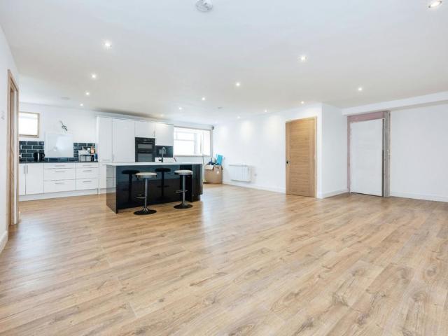 3 bedroom flat for sale