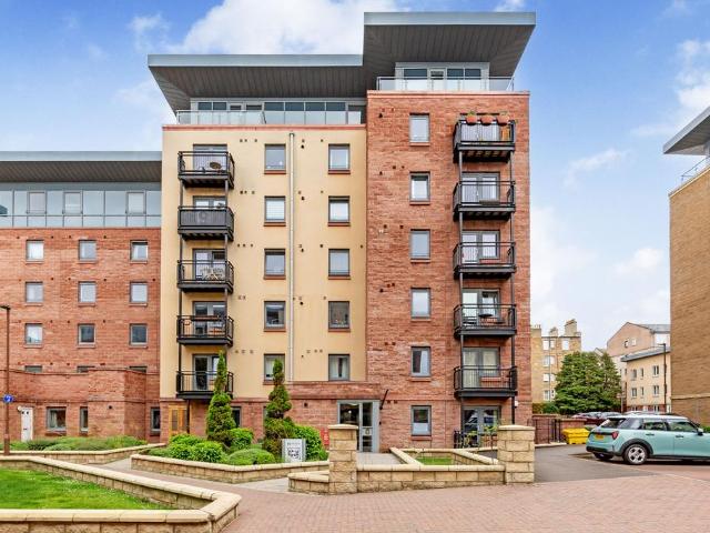 3 bedroom flat for sale