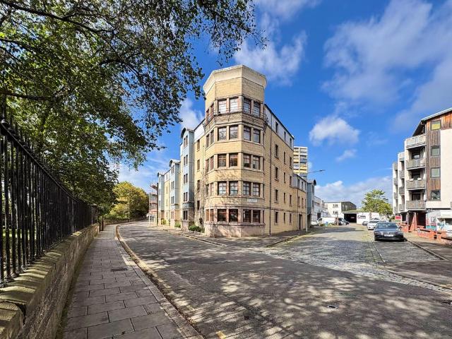 3 bedroom flat for sale
