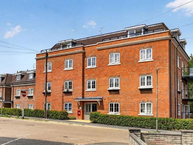 3 bedroom flat for sale