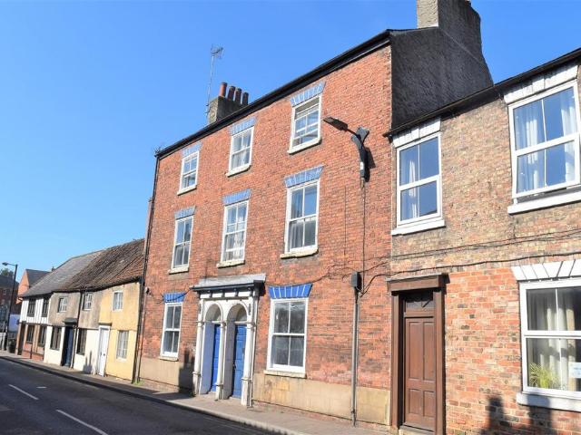 3 bedroom flat for sale