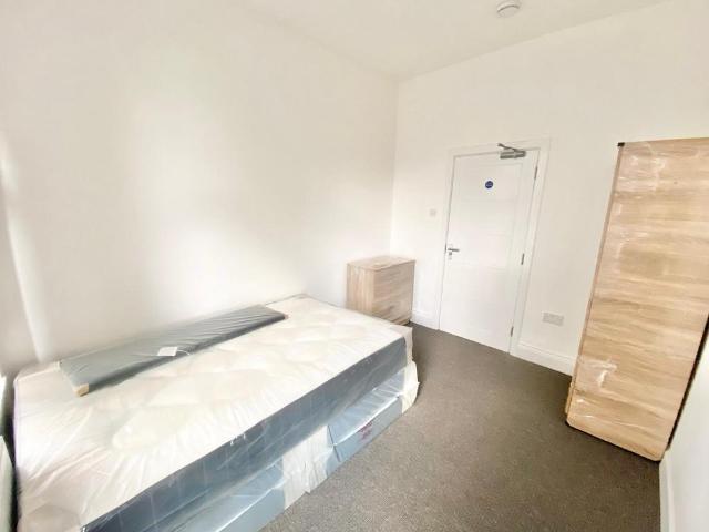 3 bedroom flat for sale