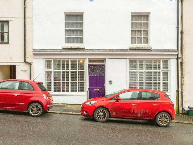3 bedroom flat for sale
