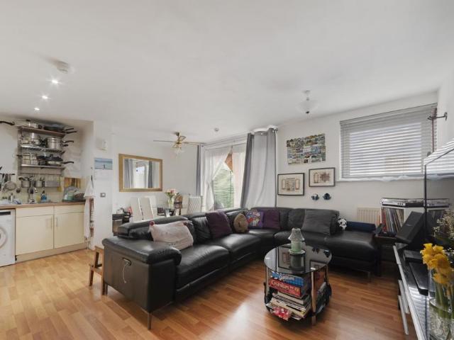 3 bedroom flat for sale