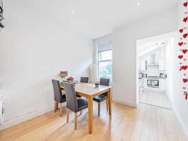 3 bedroom flat for sale