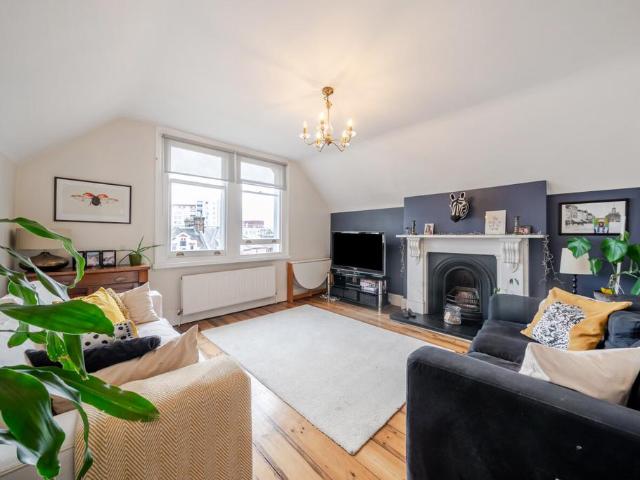 3 bedroom flat for sale