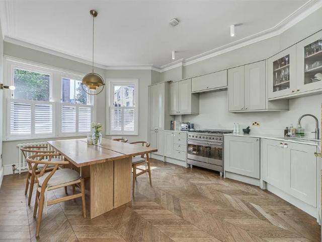 3 bedroom flat for sale
