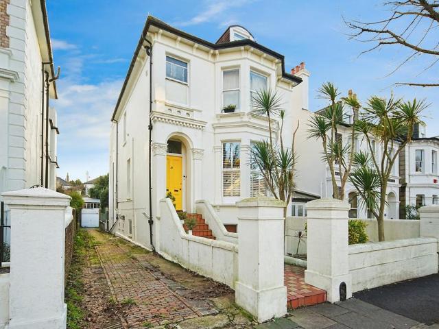 3 bedroom flat for sale