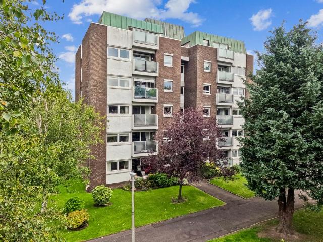 3 bedroom flat for sale