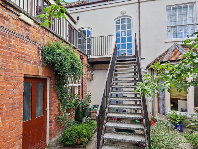 3 bedroom flat for sale