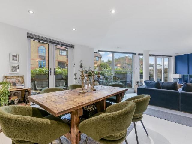 3 bedroom flat for sale