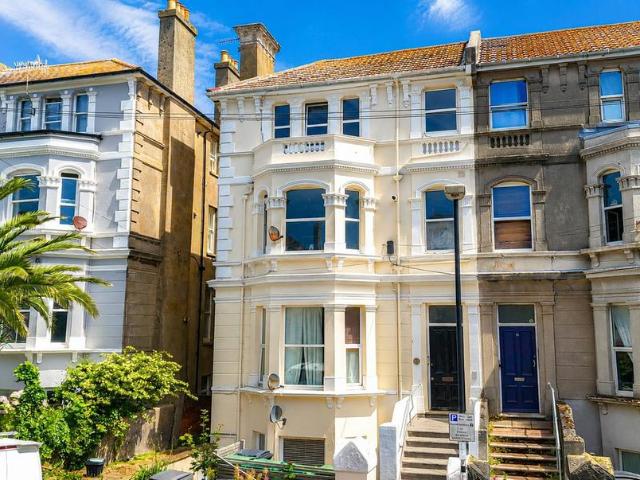3 bedroom flat for sale