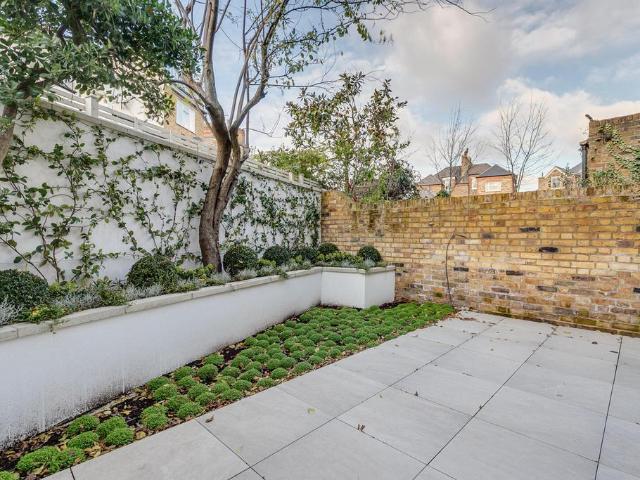 3 bedroom flat for sale