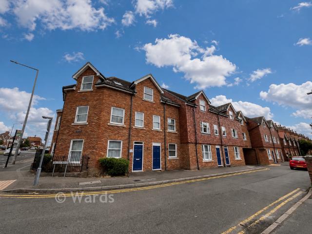 3 bedroom flat for sale