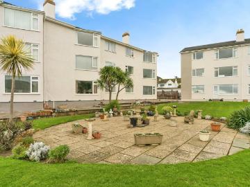 3 bedroom flat for sale
