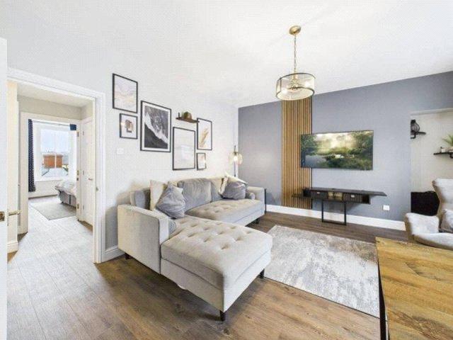 3 bedroom flat for sale