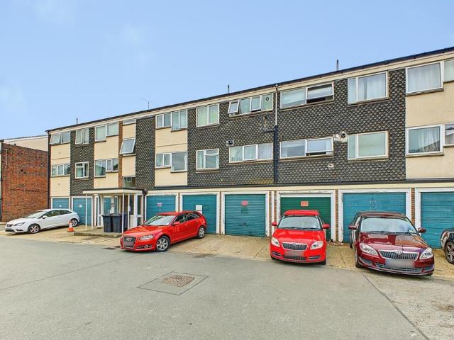 3 bedroom flat for sale